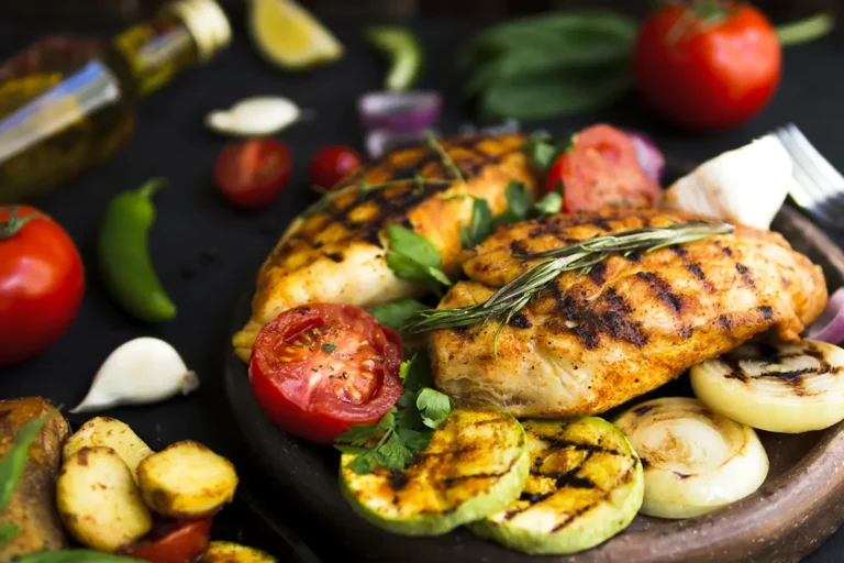 Uma refeição completa, saudável e saborosa! Frango & legumess assados crocantes, tudo em uma única assadeira. Perfeito para o dia a dia!