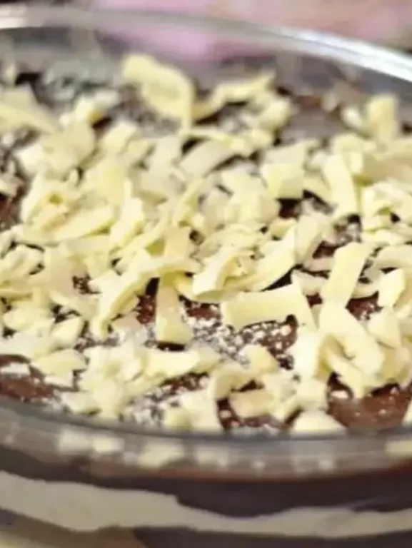 Ovo de Páscoa na travessa